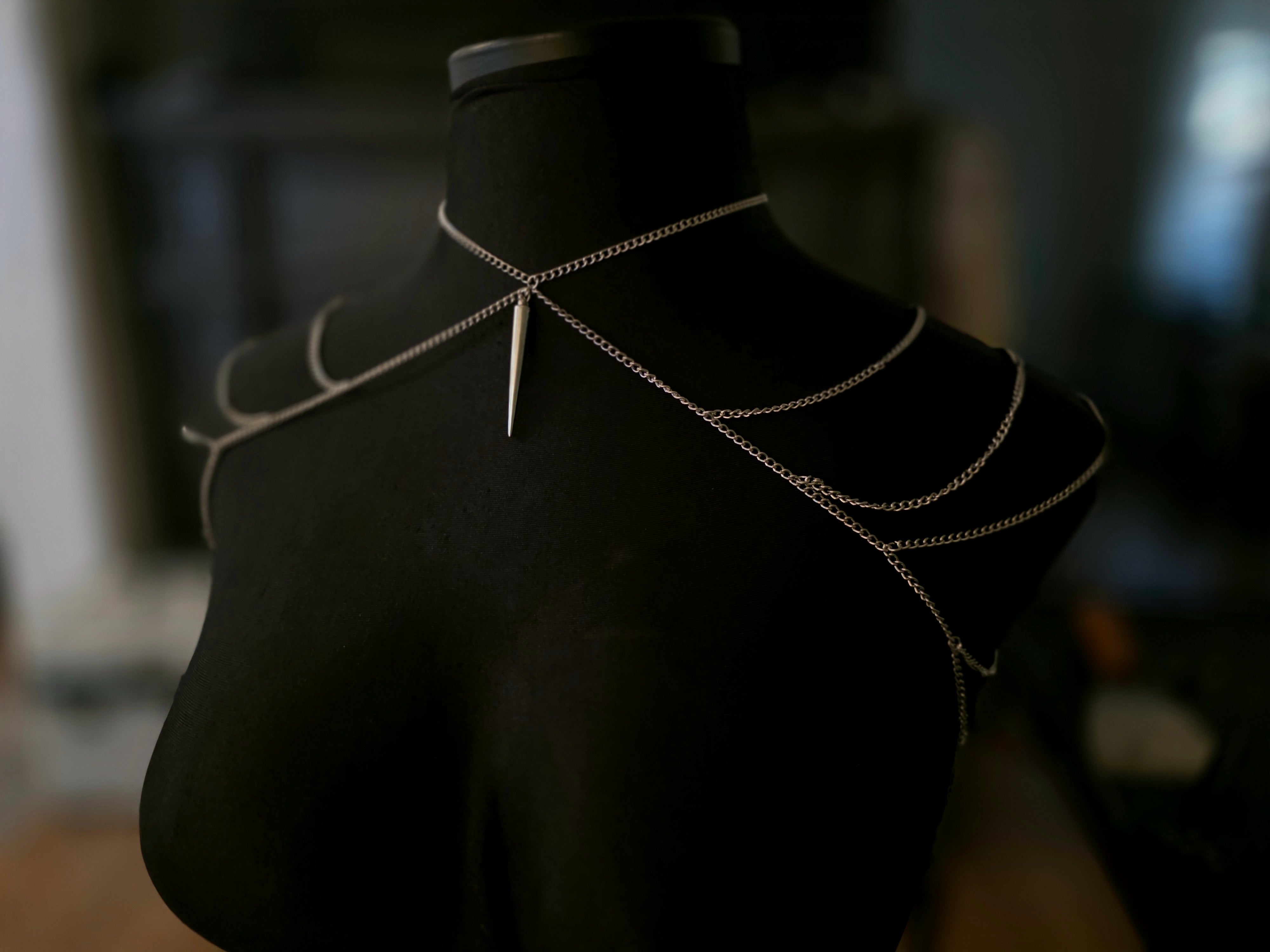 Single Spike Shoulder Chain – Chain Link Reaction